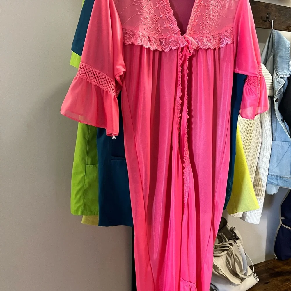 Chaser Vibrant Pink Lace Robe - Picture 2 of 5